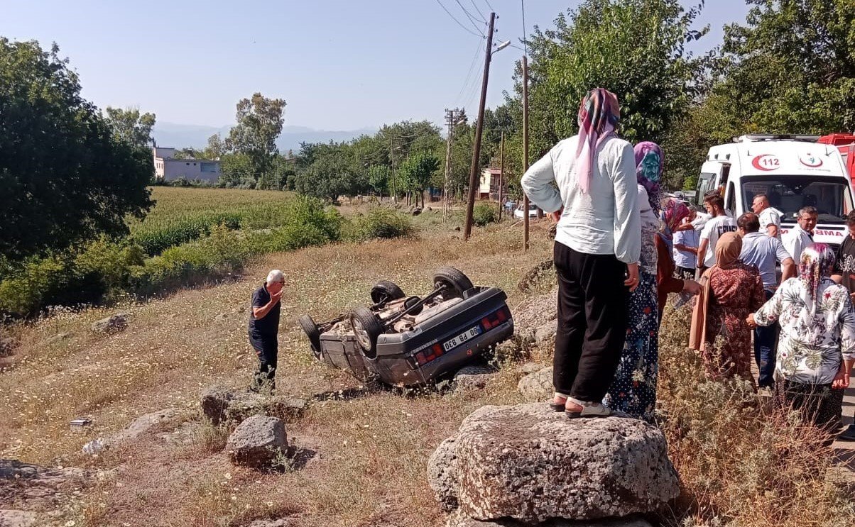 Osmaniye’de otomobil şarampole devrildi, 2 yaralı