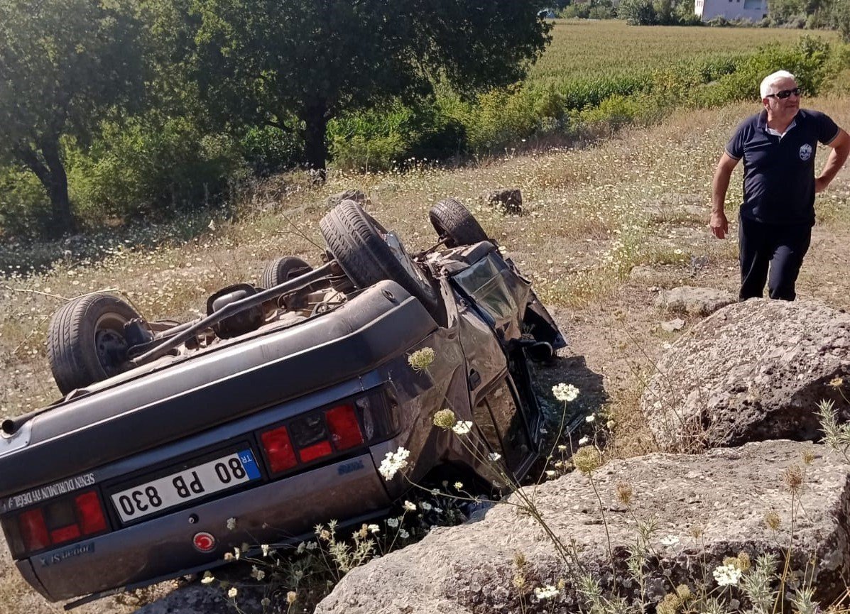Osmaniye’de otomobil şarampole devrildi, 2 yaralı