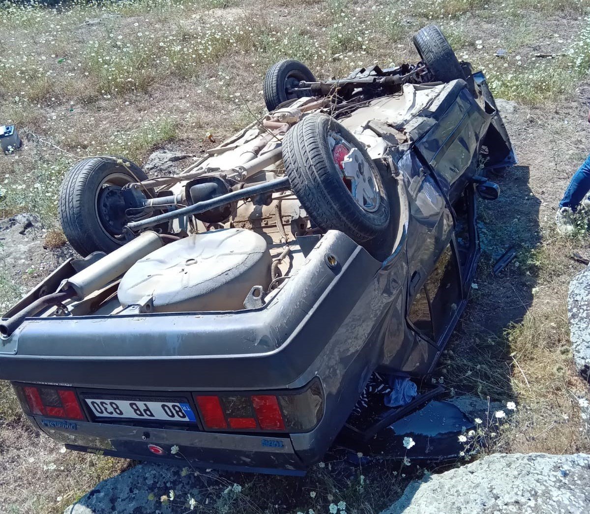 Osmaniye’de otomobil şarampole devrildi, 2 yaralı