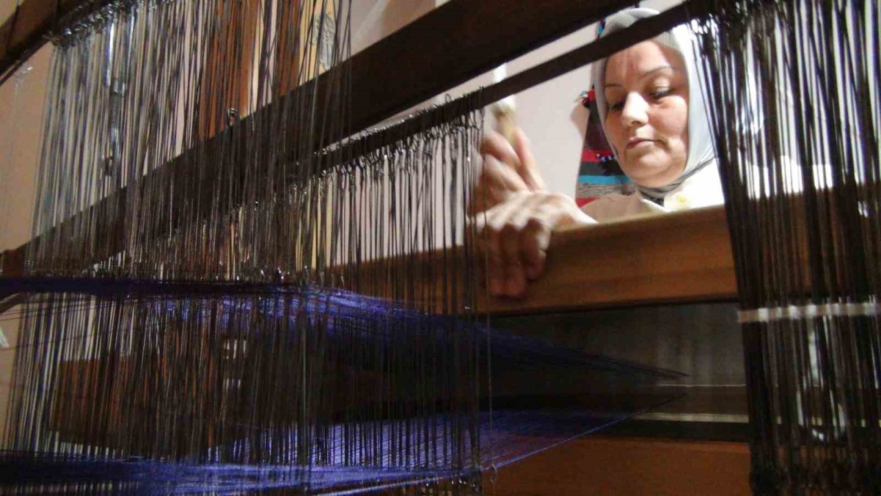 650 yıllık Manisa Bezi bin yıllık ebru sanatıyla renklendi