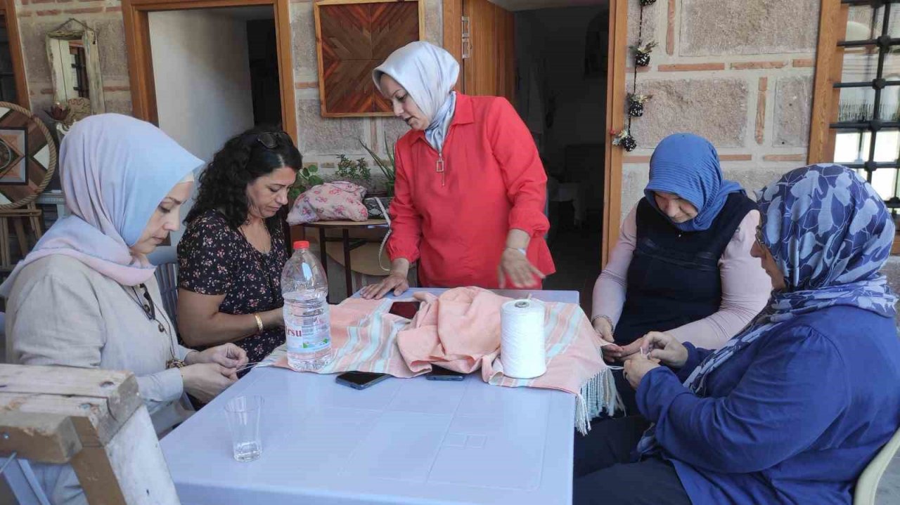 650 yıllık Manisa Bezi bin yıllık ebru sanatıyla renklendi