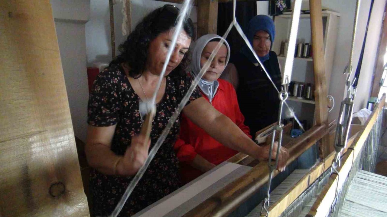 650 yıllık Manisa Bezi bin yıllık ebru sanatıyla renklendi