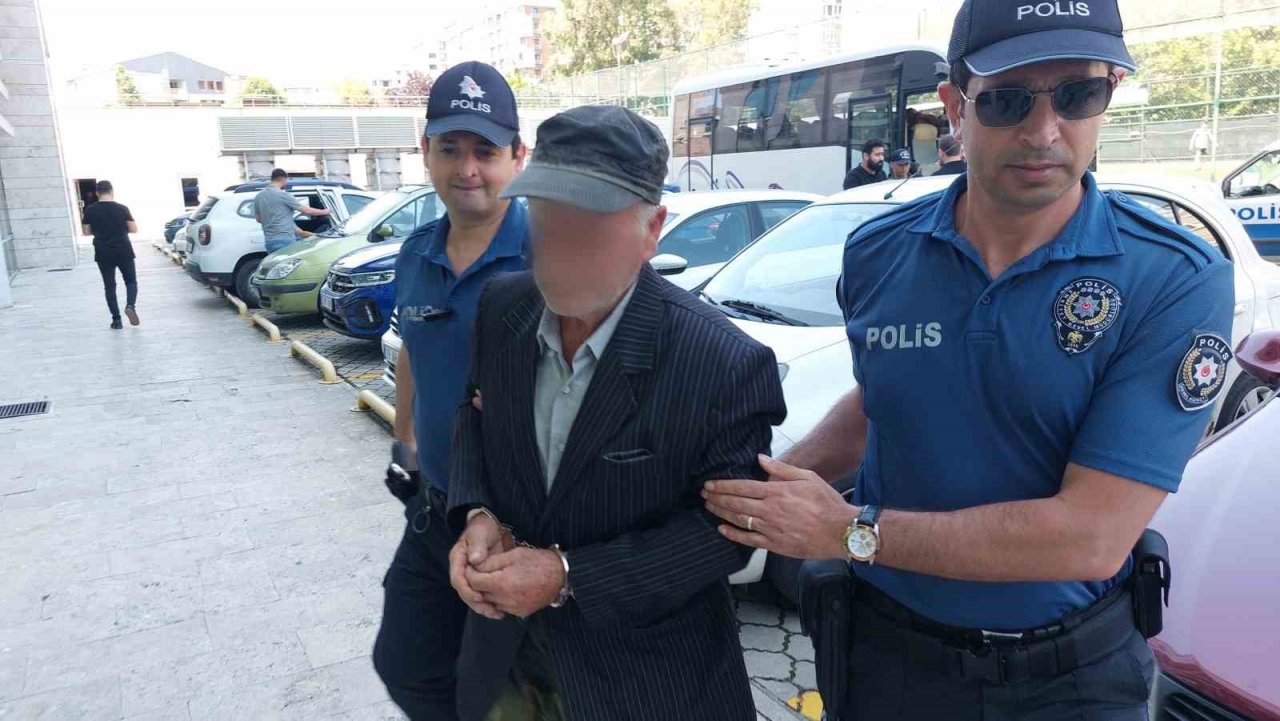 81 yaşındaki dede, baba-oğul 2 komşusunu bıçakla yaraladı