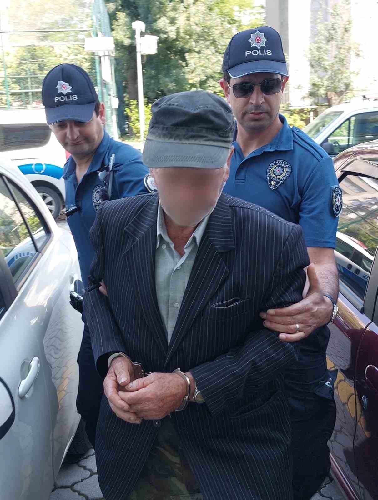 81 yaşındaki dede, baba-oğul 2 komşusunu bıçakla yaraladı