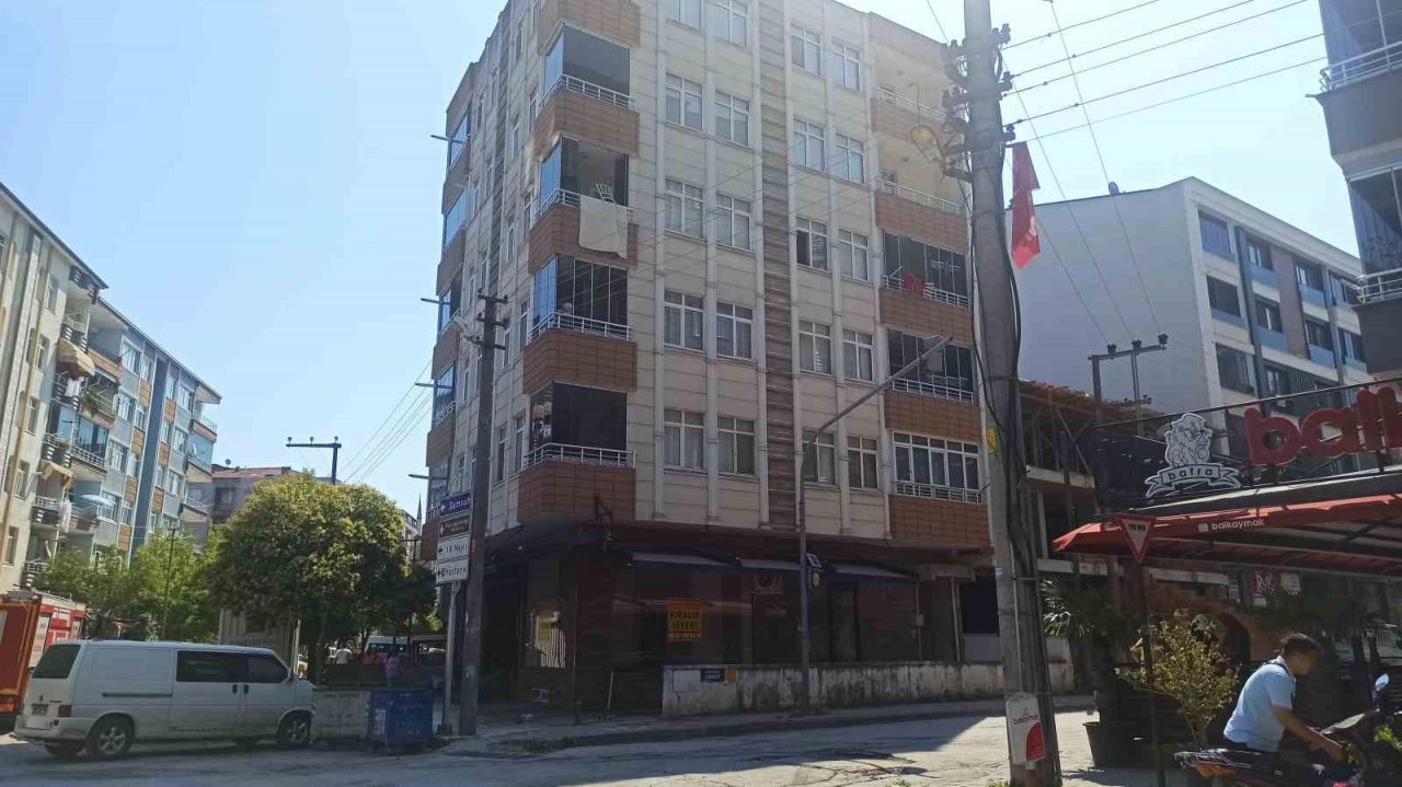 Tutuşan piknik tüpünü 4. kattan aşağı attı