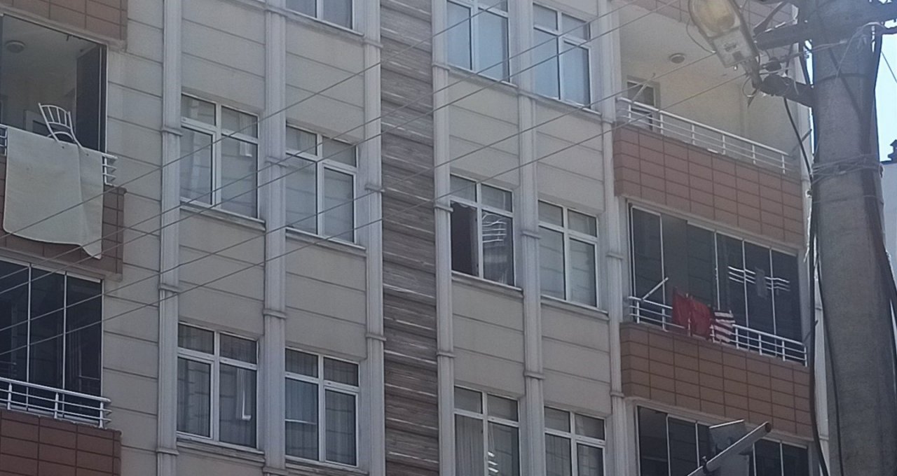 Tutuşan piknik tüpünü 4. kattan aşağı attı