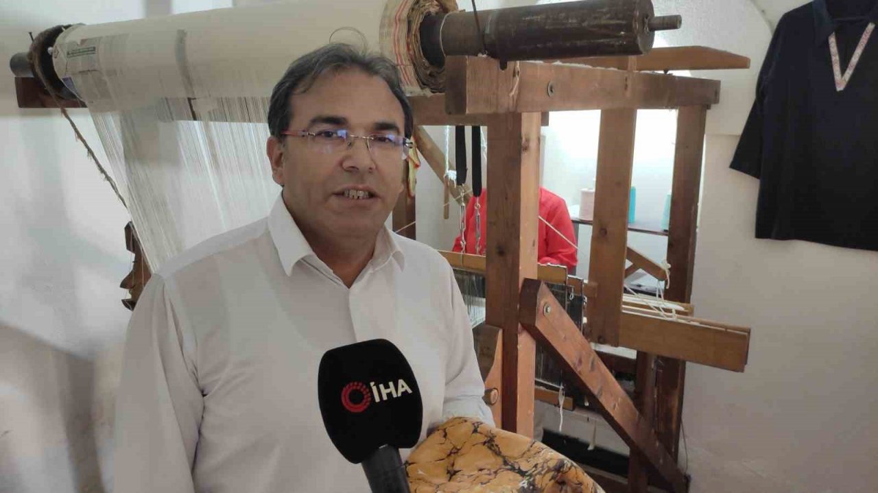 650 yıllık Manisa Bezi bin yıllık ebru sanatıyla renklendi