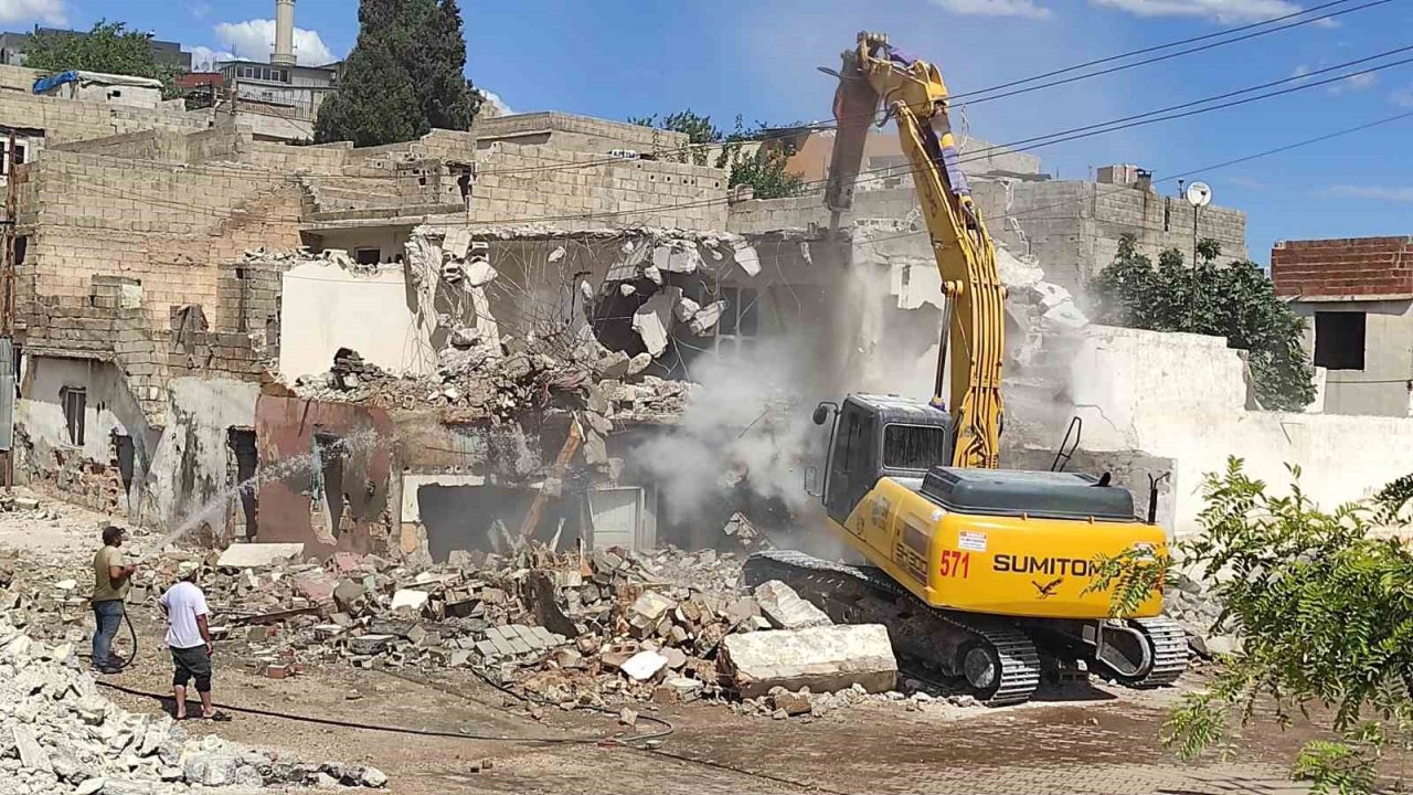 Sel felaketi sonrası Şanlıurfa’da dere kenarındaki yapıların yıkımı sürüyor