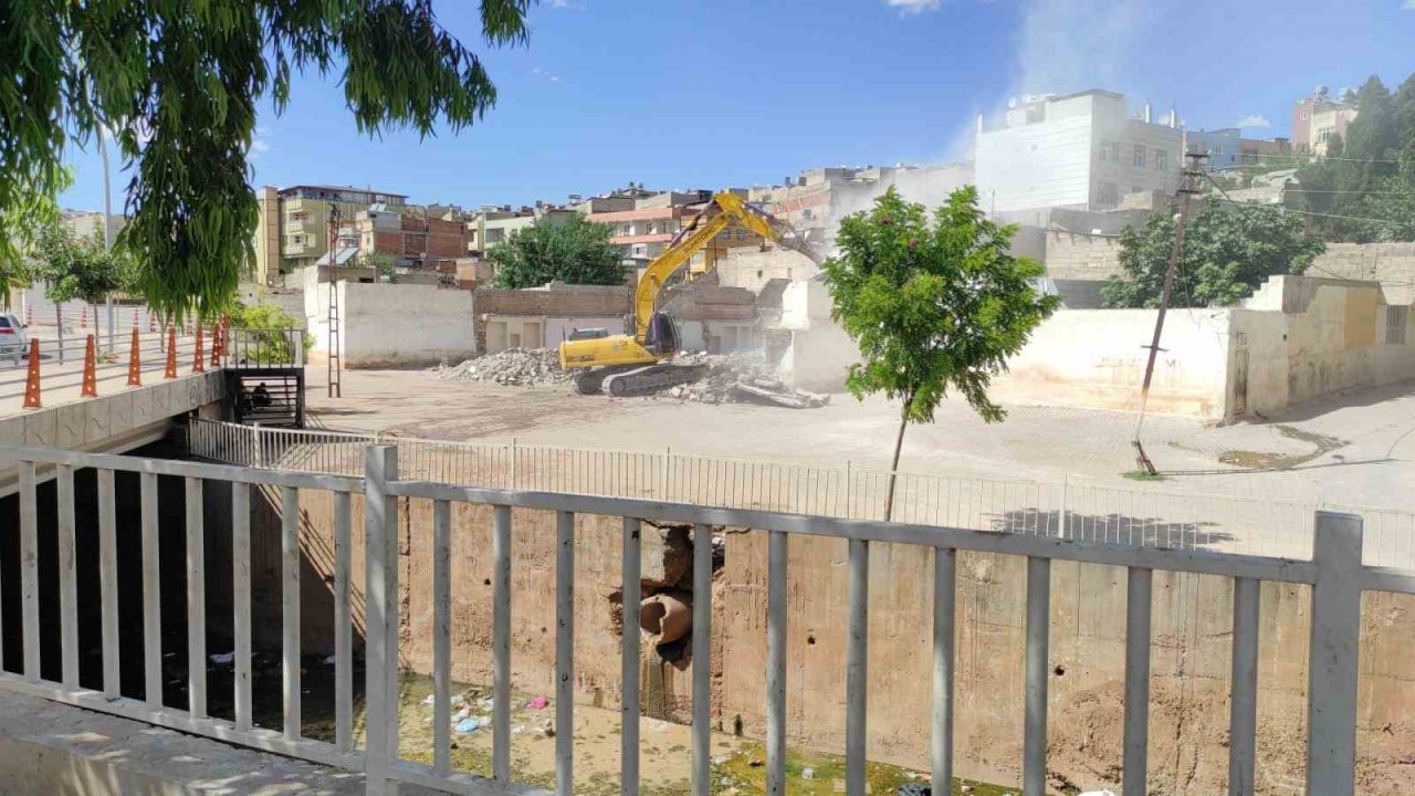 Sel felaketi sonrası Şanlıurfa’da dere kenarındaki yapıların yıkımı sürüyor