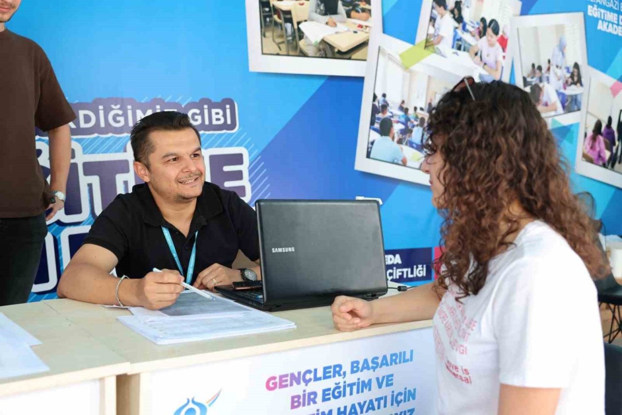 SEDA, LGS tercihlerinde gençlere rehberlik ediyor