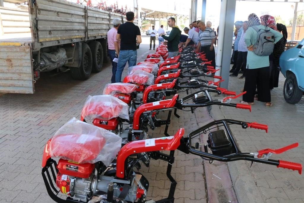 Kozan’da yüksek rakımlı bölgedeki üreticilere çapa motoru dağıtıldı