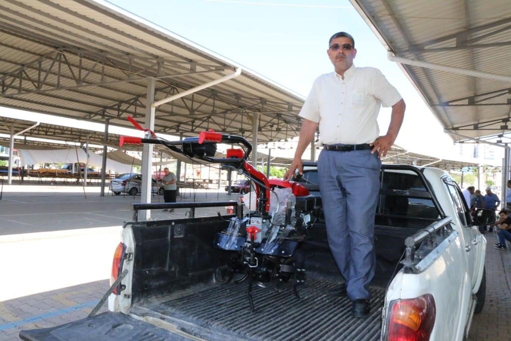 Kozan’da yüksek rakımlı bölgedeki üreticilere çapa motoru dağıtıldı