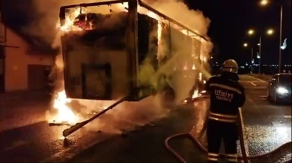 25 ton kağıt balya yüklü tır alev alev yandı