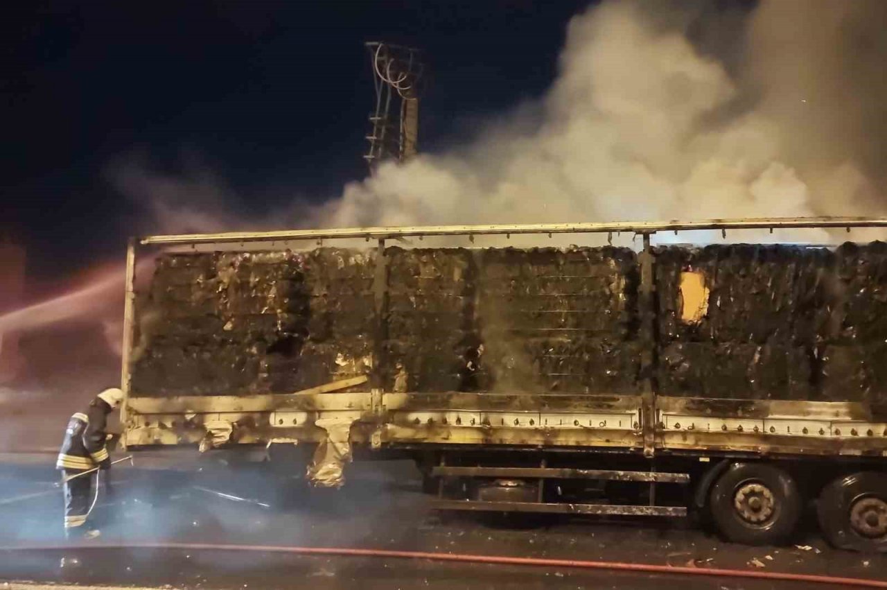 25 ton kağıt balya yüklü tır alev alev yandı
