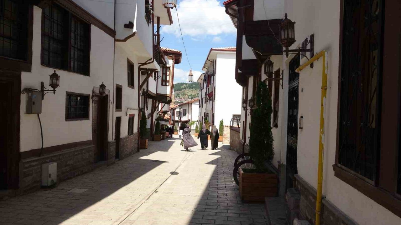 Mimari yapısıyla turistleri tarihte yolculuğa çıkartıyor