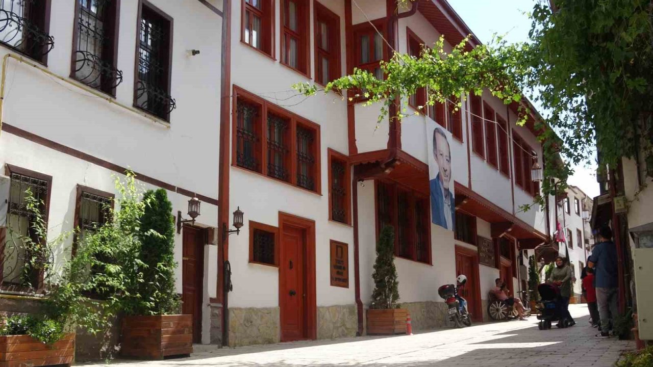 Mimari yapısıyla turistleri tarihte yolculuğa çıkartıyor