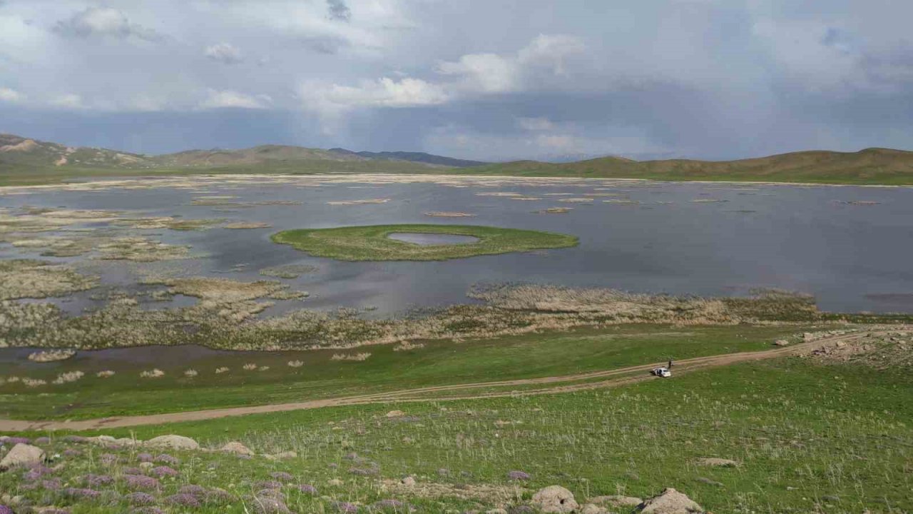 2 bin 800 yıllık Keşiş Gölü kurumak üzere