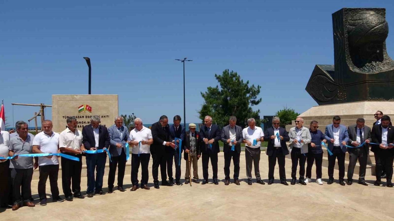 “Türk-Macar Dostluk Anıtı” Macaristan’ın Ankara Büyükelçisi Viktor Matis’in de katılımıyla Trabzon’da açıldı