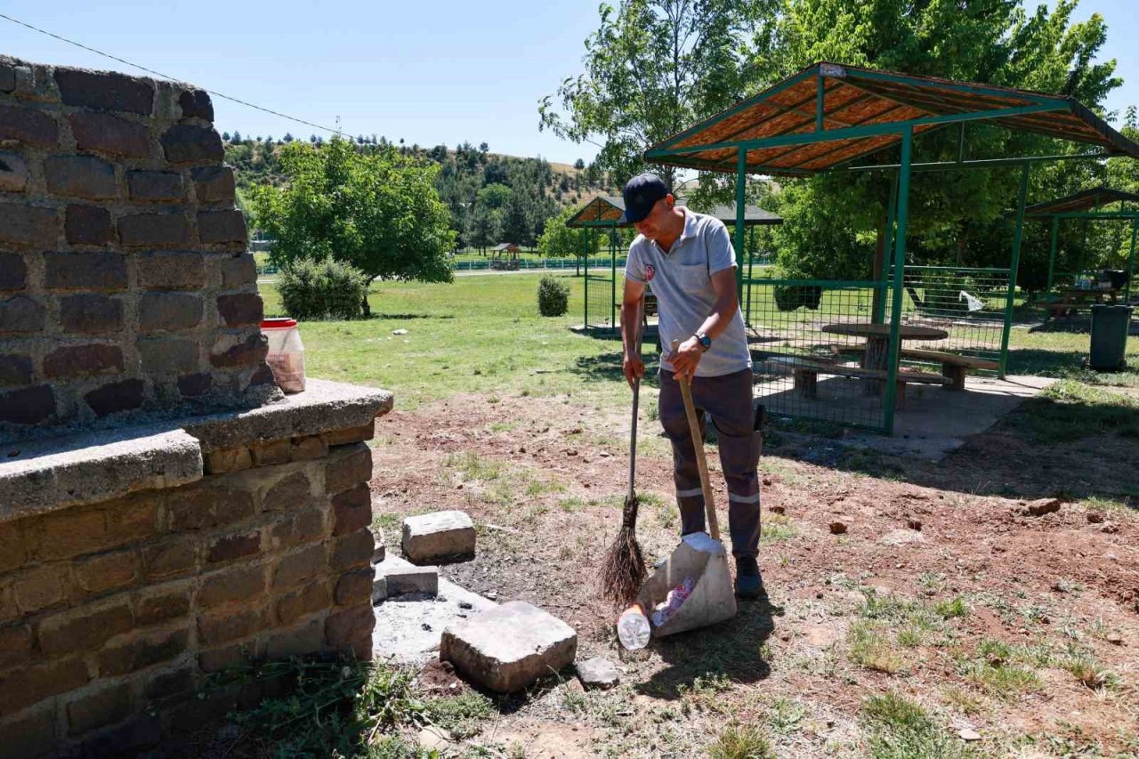 Uşak Belediyesinin bakım ve temizlik çalışmaları hız kesmeden devam ediyor