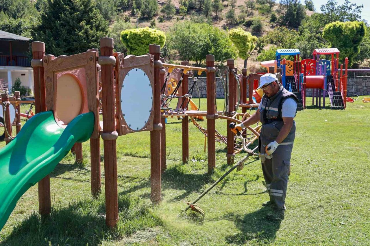 Uşak Belediyesinin bakım ve temizlik çalışmaları hız kesmeden devam ediyor