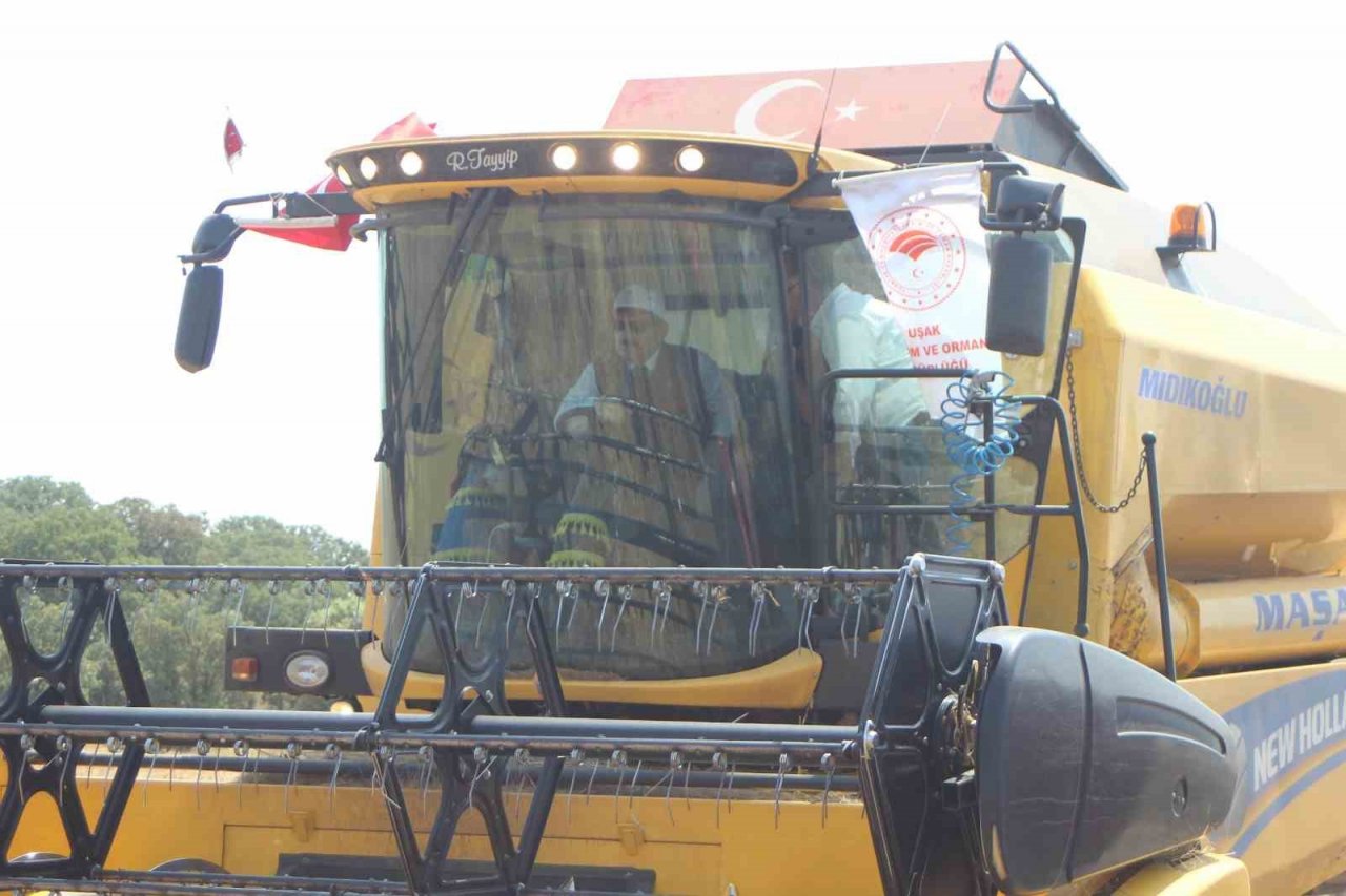 Uşak Valisi Dr. Turan Ergün buğday hasadı programına katıldı