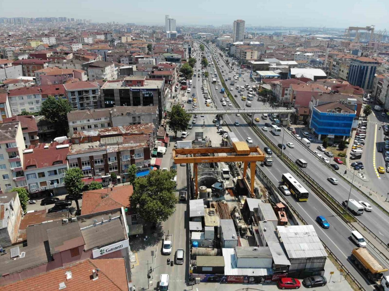 Yapımı yıllardır devam eden Tuzla-Kaynarca-Pendik metro inşaatının reklam panosu bir yılda 10 kez değiştirildi