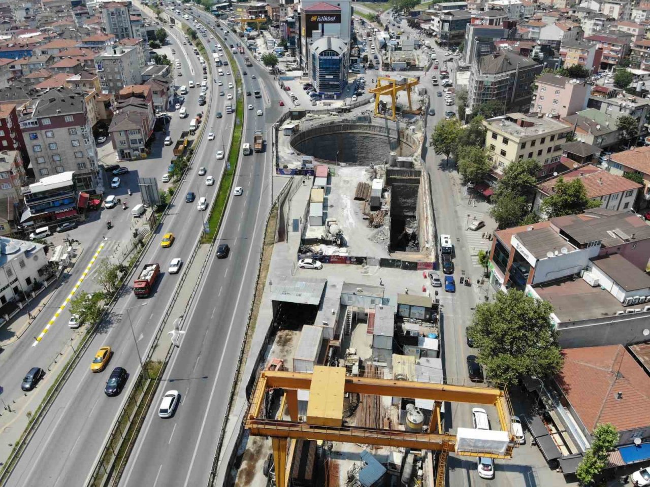 Yapımı yıllardır devam eden Tuzla-Kaynarca-Pendik metro inşaatının reklam panosu bir yılda 10 kez değiştirildi