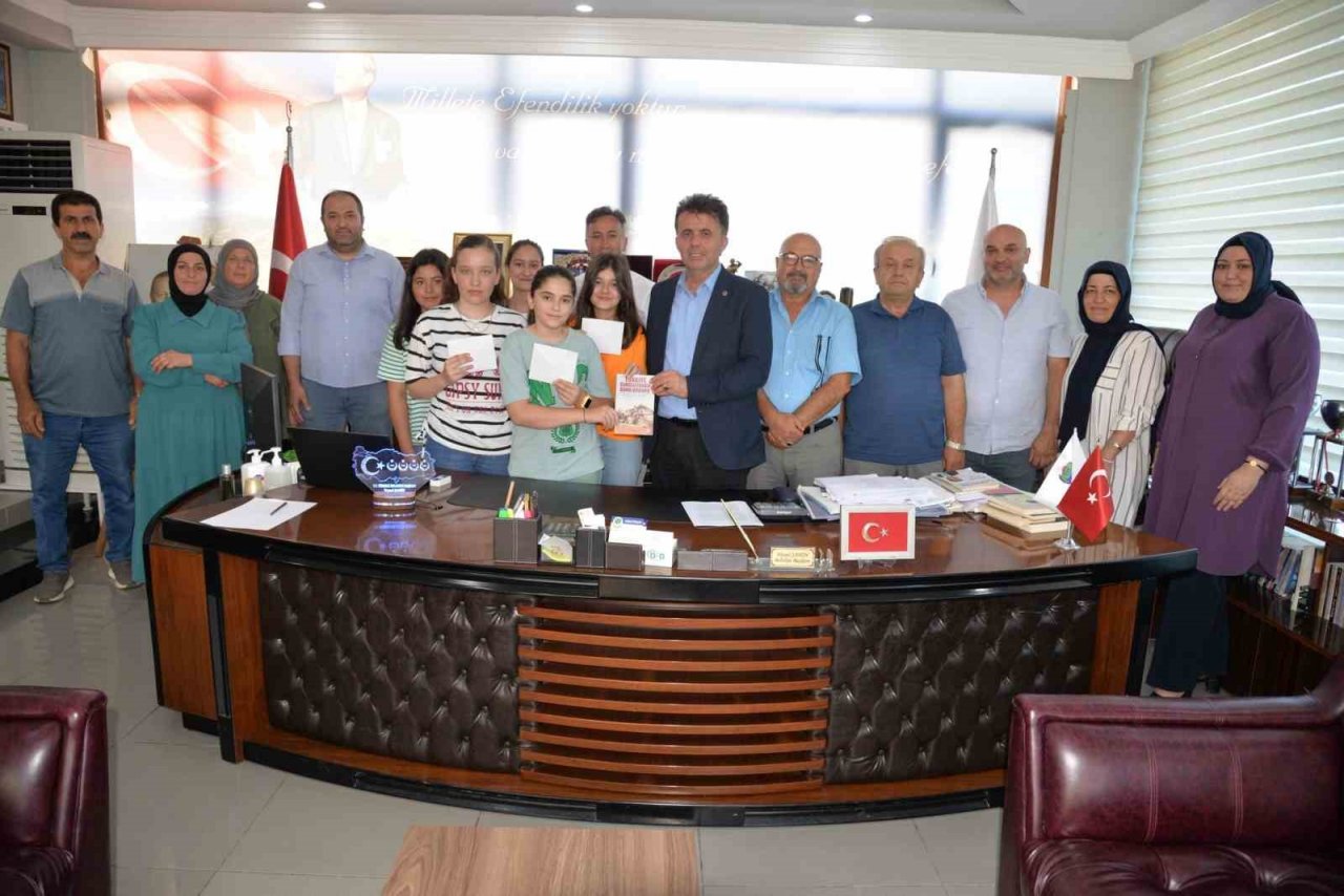 Yarışmada derece alan öğrencilere ödül