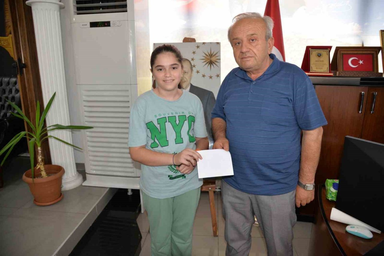 Yarışmada derece alan öğrencilere ödül