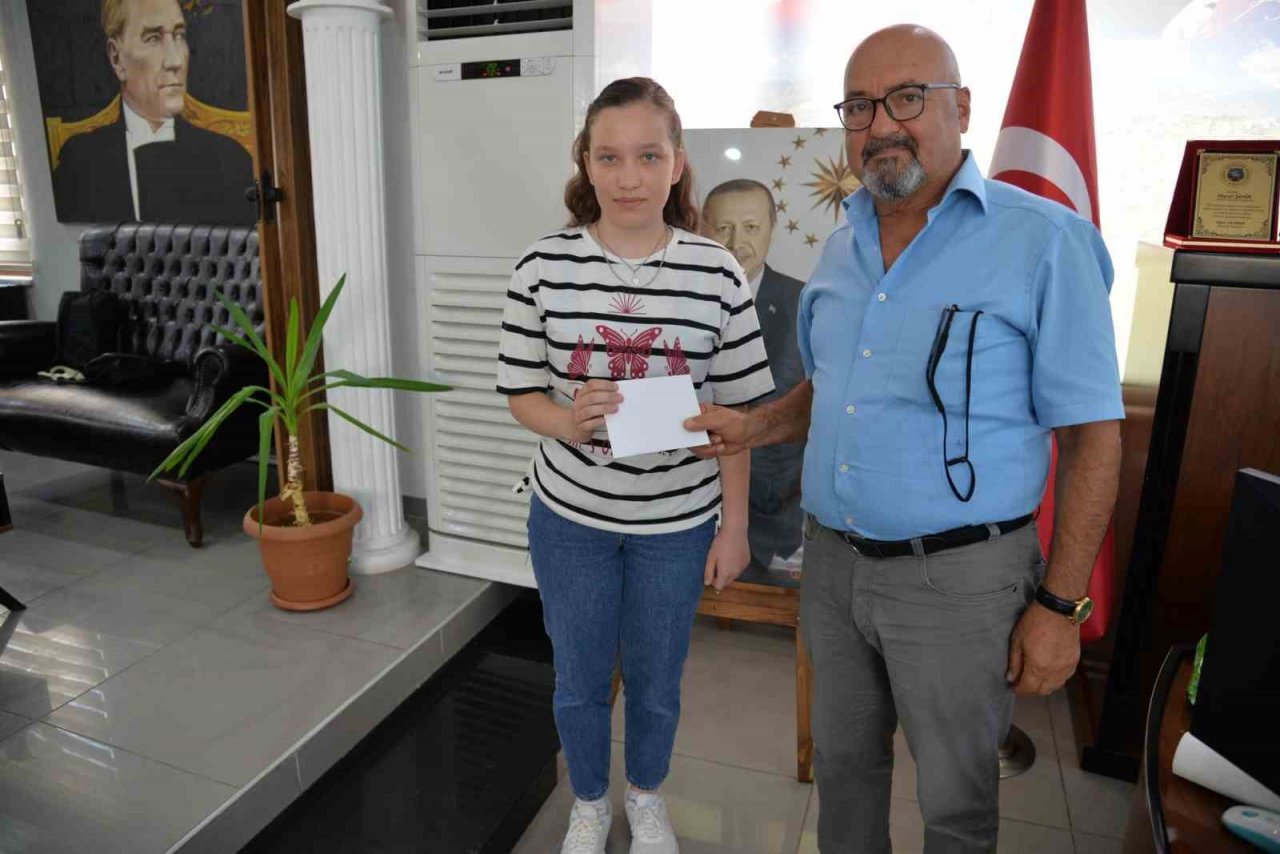 Yarışmada derece alan öğrencilere ödül