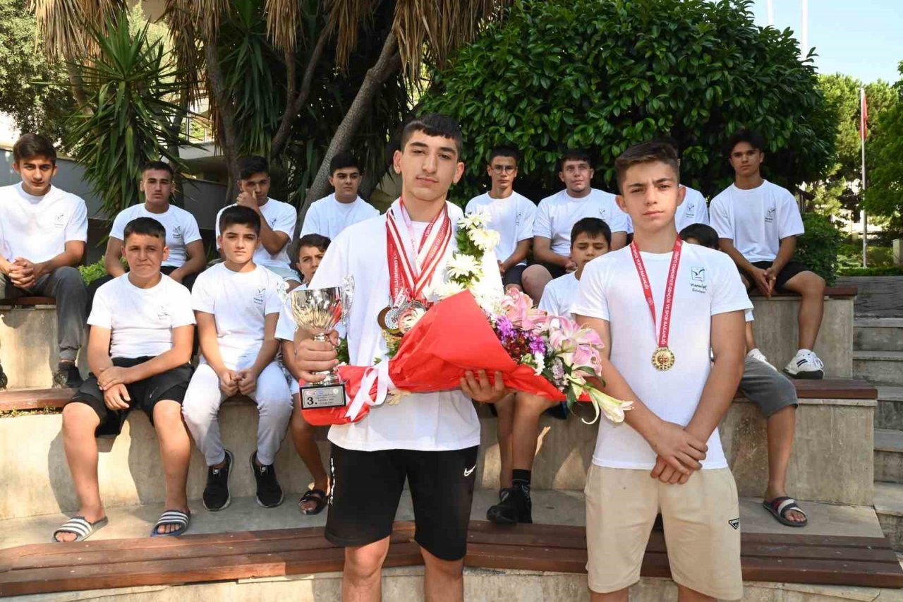 Boy atlayan pehlivan Bozkurt’a, Manavgat’ta coşkulu karşılama