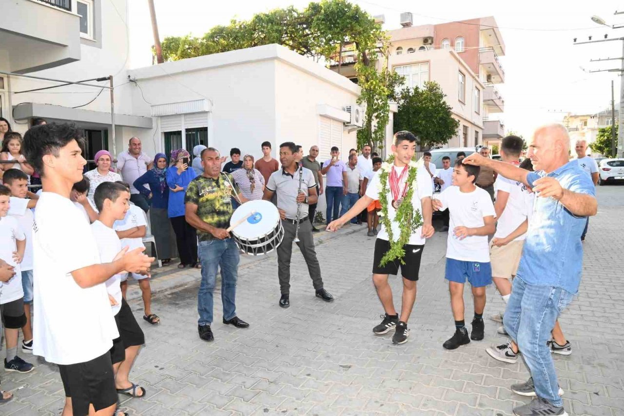 Boy atlayan pehlivan Bozkurt’a, Manavgat’ta coşkulu karşılama
