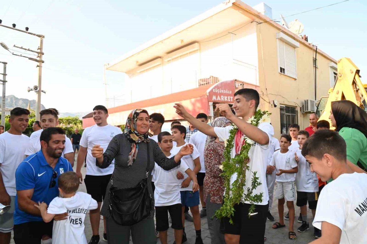 Boy atlayan pehlivan Bozkurt’a, Manavgat’ta coşkulu karşılama