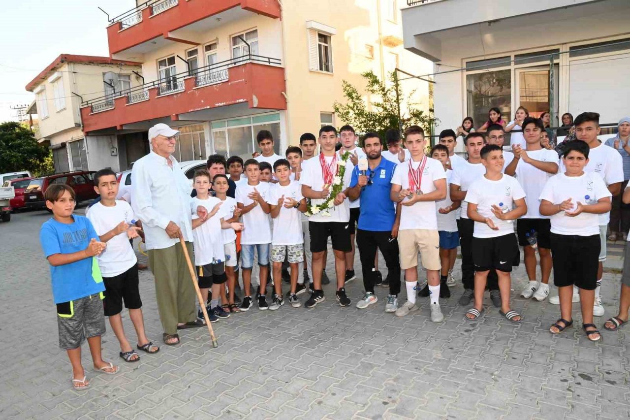 Boy atlayan pehlivan Bozkurt’a, Manavgat’ta coşkulu karşılama