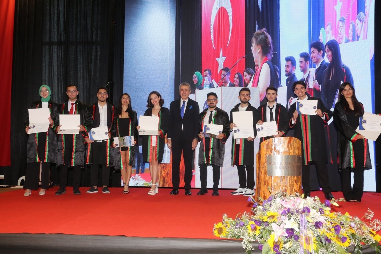 Mezun olan 290 hukuk fakültesi öğrencisi yemin ederek mesleğe ilk adımlarını attı