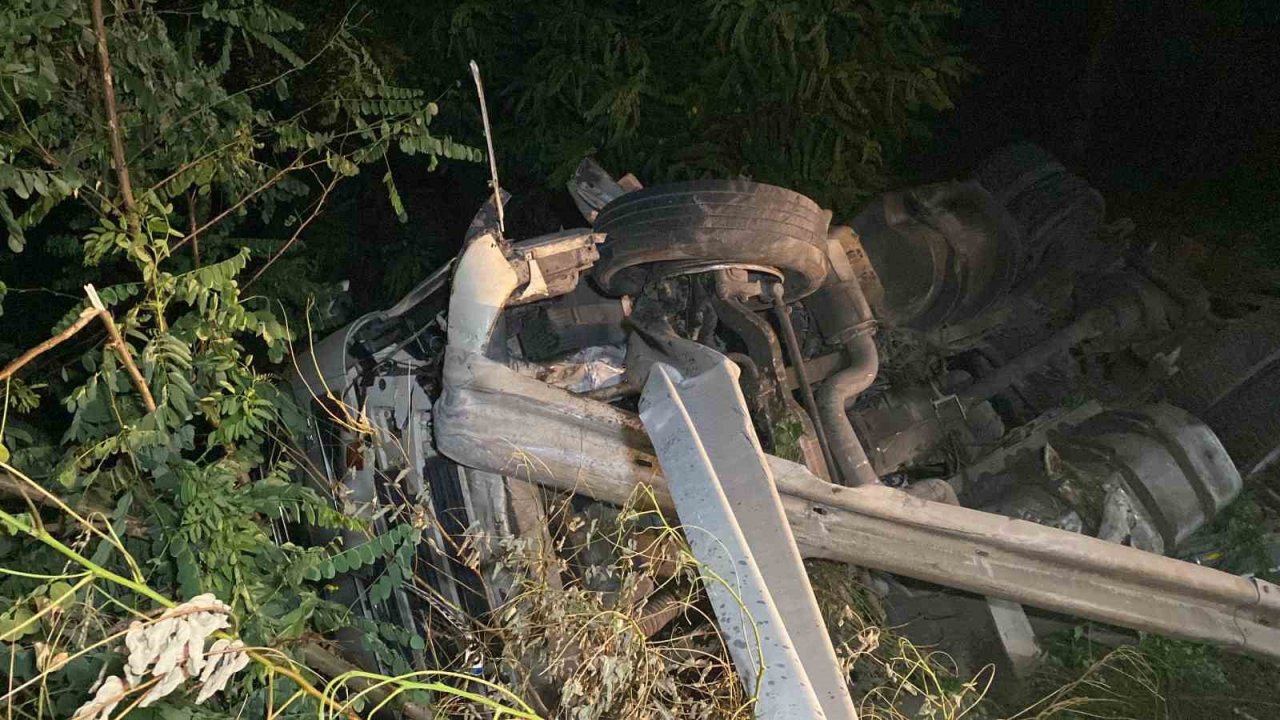 Tır takla attı, emniyet kemeri hayat kurtardı