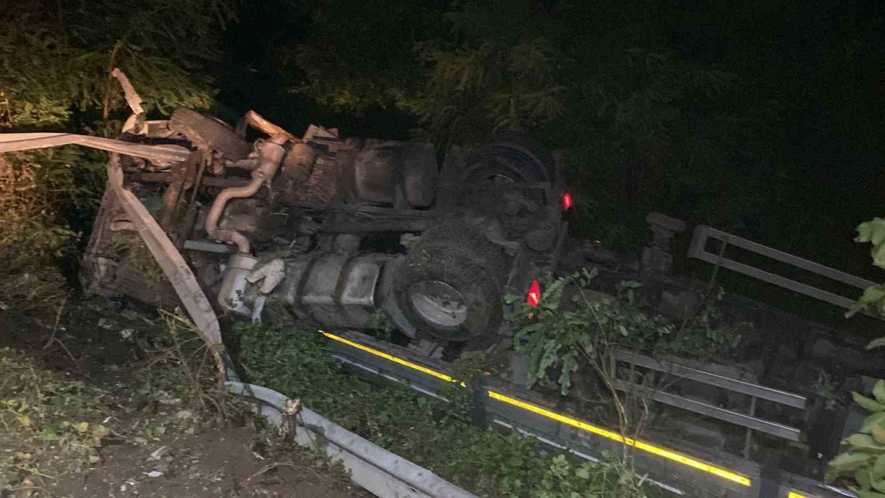 Tır takla attı, emniyet kemeri hayat kurtardı