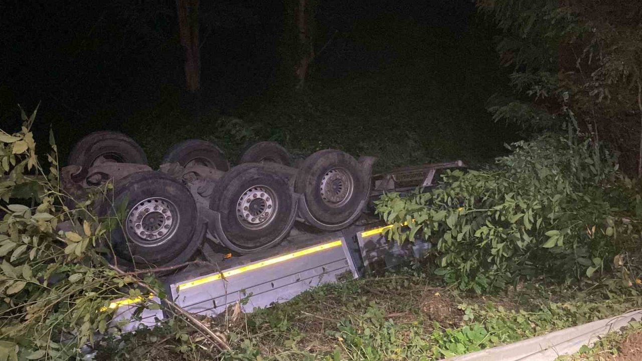 Tır takla attı, emniyet kemeri hayat kurtardı