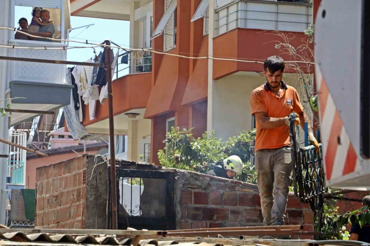 Boşaltılan iş yerindeki kaynak çalışması yangın çıkardı