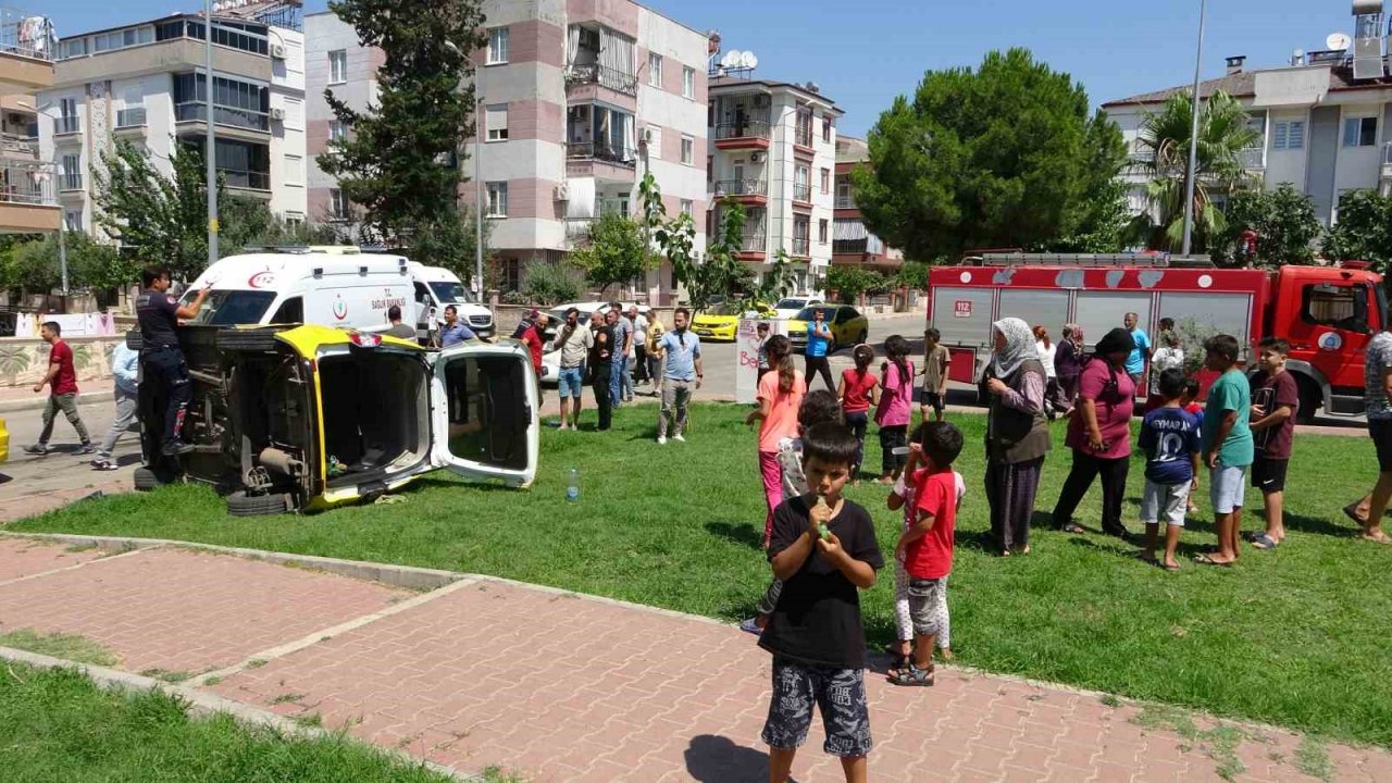 Kazada takla atan ticari taksi park içerisinde yan yattı: 3 yaralı