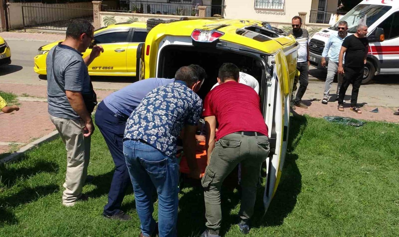 Kazada takla atan ticari taksi park içerisinde yan yattı: 3 yaralı