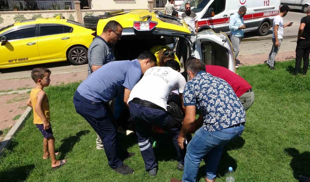 Kazada takla atan ticari taksi park içerisinde yan yattı: 3 yaralı