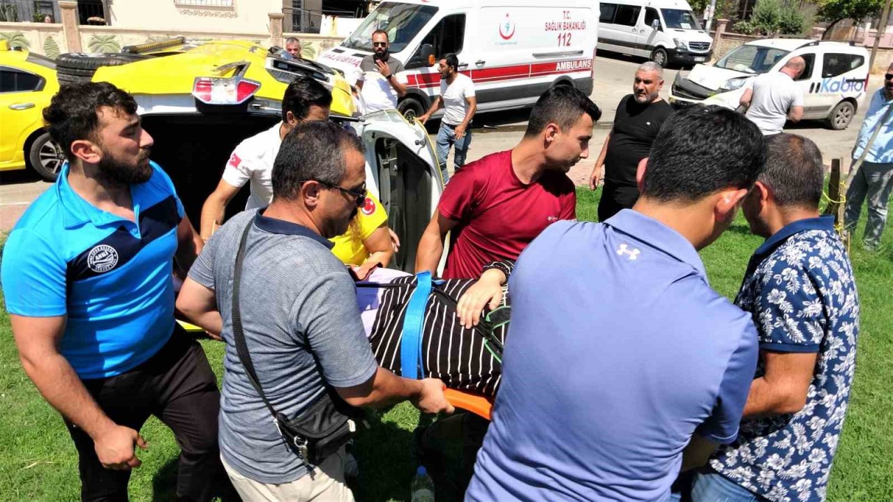 Kazada takla atan ticari taksi park içerisinde yan yattı: 3 yaralı