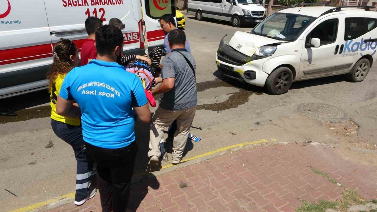 Kazada takla atan ticari taksi park içerisinde yan yattı: 3 yaralı