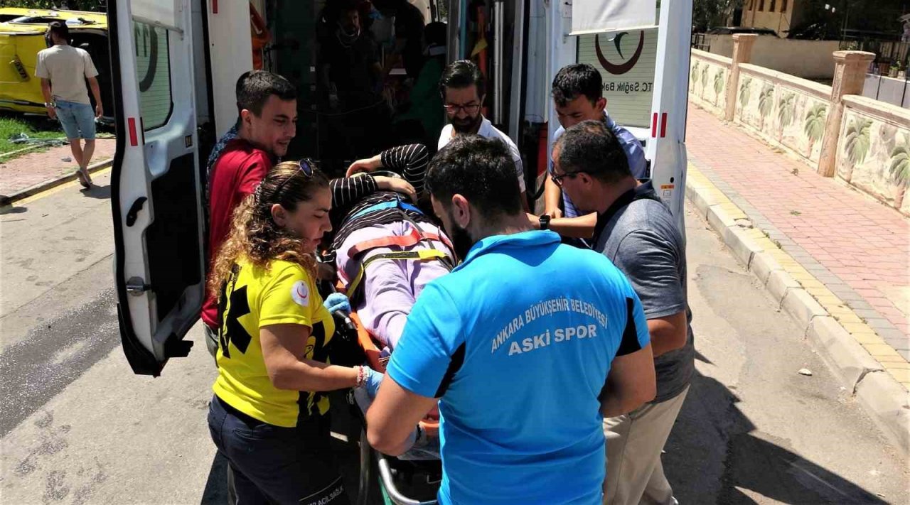 Kazada takla atan ticari taksi park içerisinde yan yattı: 3 yaralı