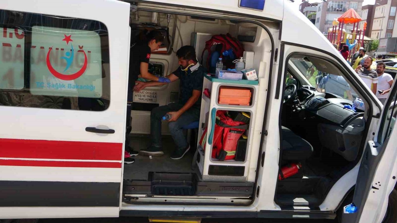 Kazada takla atan ticari taksi park içerisinde yan yattı: 3 yaralı