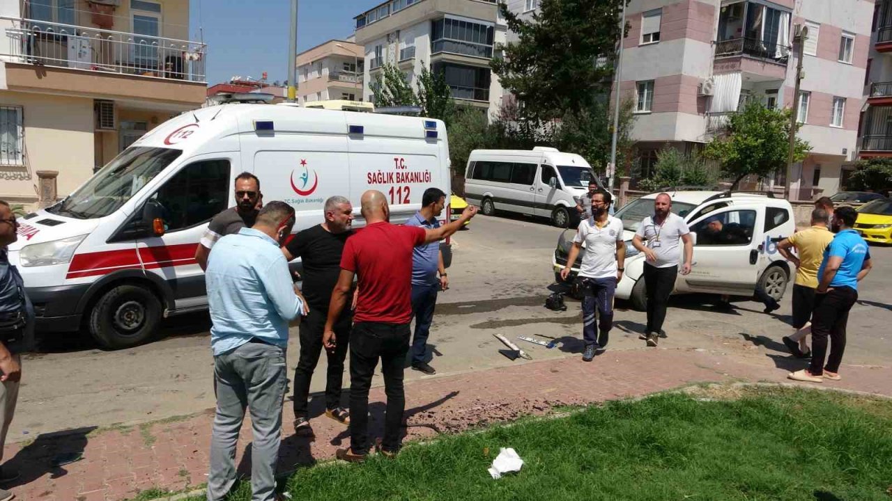 Kazada takla atan ticari taksi park içerisinde yan yattı: 3 yaralı