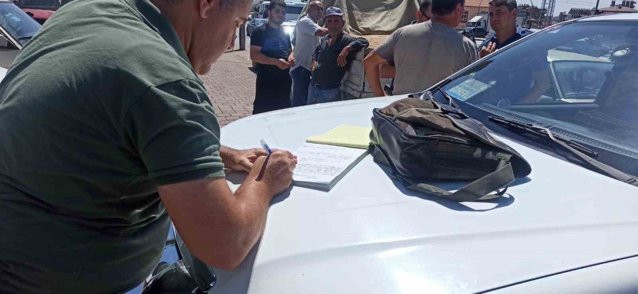 Pazar yerinde satışa çıkarılan 17 adet sultan papağanı ve 7 adet Pakistan papağanına el konuldu