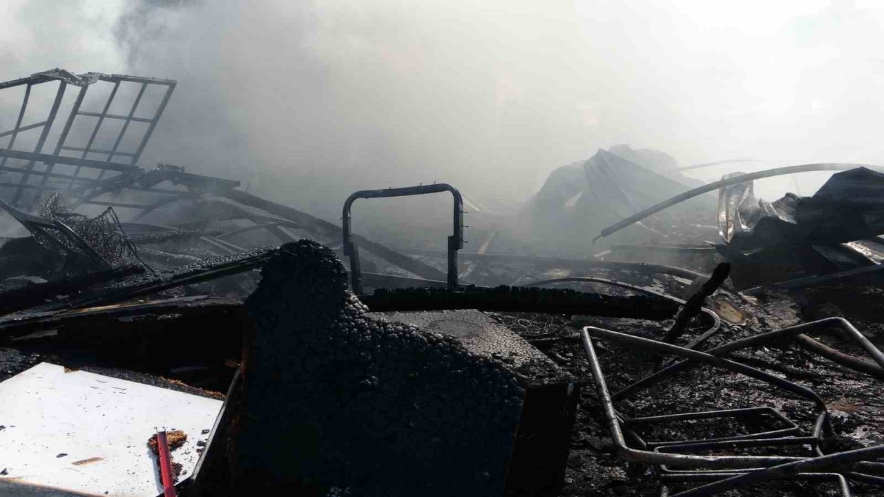 Antalya’da ikinci el eşya satılan konteyner alev alev yandı