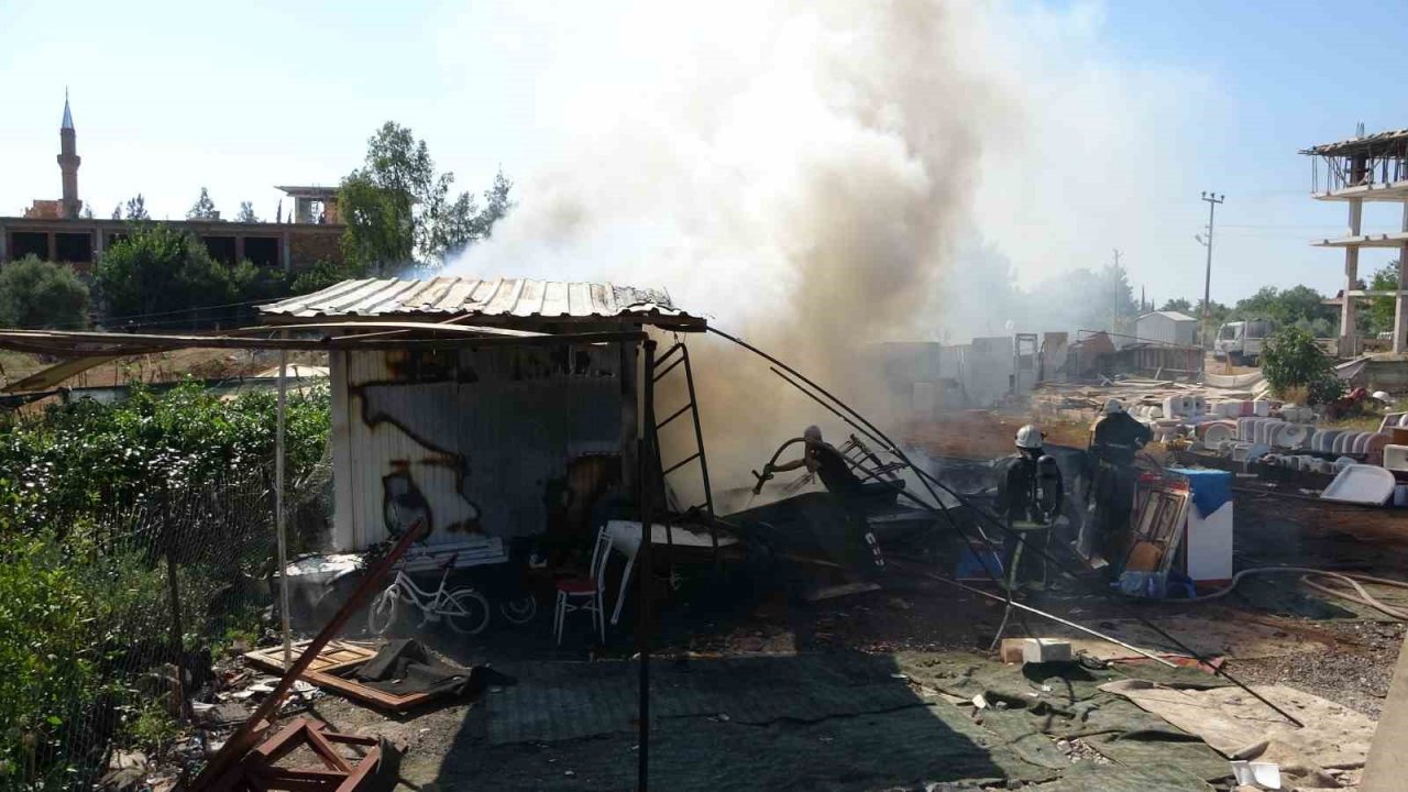 Antalya’da ikinci el eşya satılan konteyner alev alev yandı